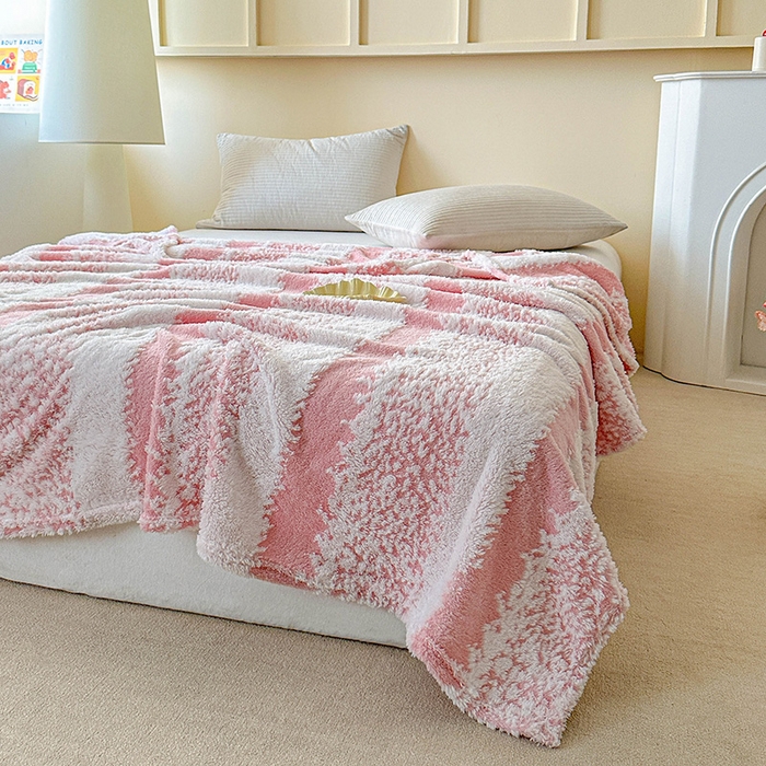 91家纺网 家纺一手货源 找家纺 枋梢家纺 2025新款ins风条纹阳离子提花保暖毛毯 樱粉