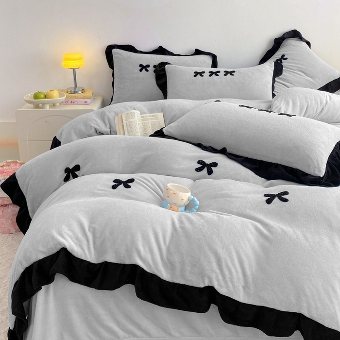 91家纺网 家纺一手货源 找家纺 梦莱斯2025新款黑边绣花牛奶绒四件套 蝴蝶结-灰