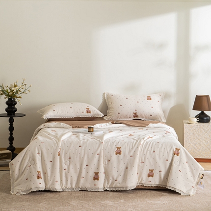 91家纺网 家纺一手货源 找家纺 玛德琳 2025新款双层纱大豆夏凉被空调被夏被四件套 熊小姐