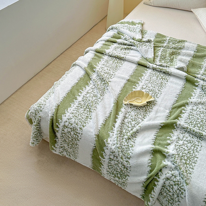 91家纺网 家纺一手货源 找家纺 枋梢家纺 2025新款ins风条纹阳离子提花保暖毛毯 绿影