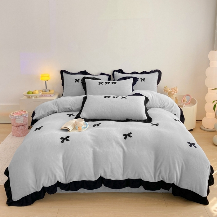91家纺网 家纺一手货源 找家纺 梦莱斯2025新款黑边绣花牛奶绒四件套 蝴蝶结-灰