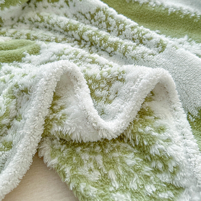 91家纺网 家纺一手货源 找家纺 枋梢家纺 2025新款ins风条纹阳离子提花保暖毛毯 绿影