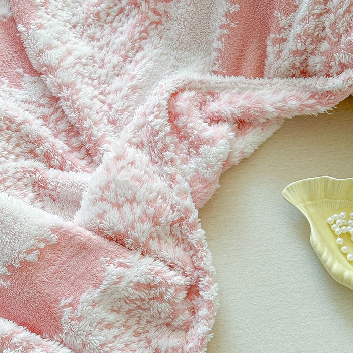 91家纺网 家纺一手货源 找家纺 枋梢家纺 2025新款ins风条纹阳离子提花保暖毛毯 樱粉