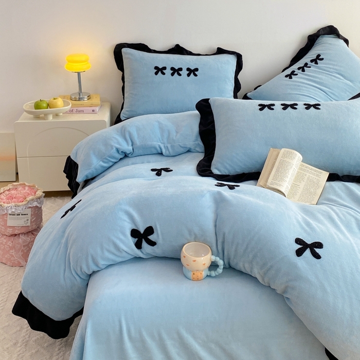 91家纺网 家纺一手货源 找家纺 梦莱斯2025新款黑边绣花牛奶绒四件套 蝴蝶结-蓝