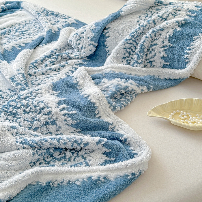 91家纺网 家纺一手货源 找家纺 枋梢家纺 2025新款ins风条纹阳离子提花保暖毛毯 蓝韵