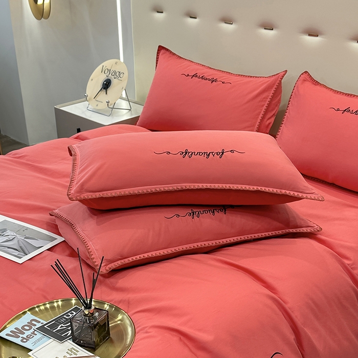 91家纺网 家纺一手货源 找家纺 （总）2025新款13374全棉母婴级贝壳绣宽边枕套纯色刺绣三角针四件套全棉贡缎新疆长绒字母款