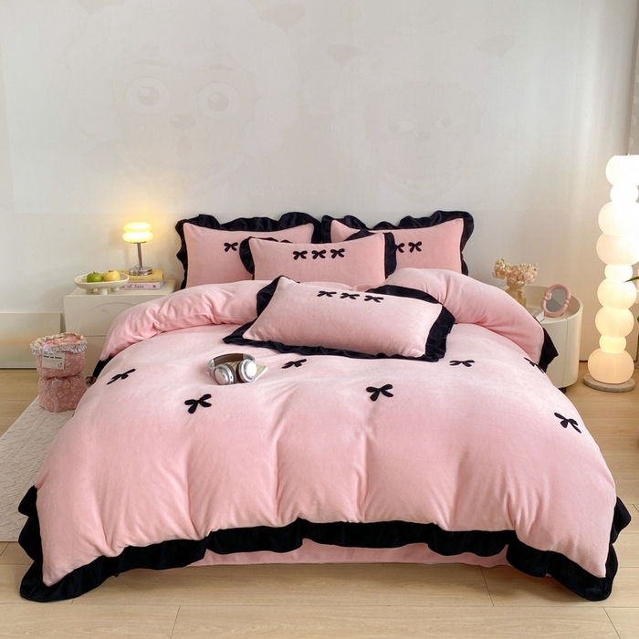 91家纺网 家纺一手货源 找家纺 梦莱斯2025新款黑边绣花牛奶绒四件套 蝴蝶结-粉