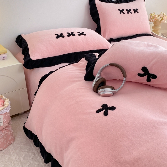 91家纺网 家纺一手货源 找家纺 梦莱斯2025新款黑边绣花牛奶绒四件套 蝴蝶结-粉