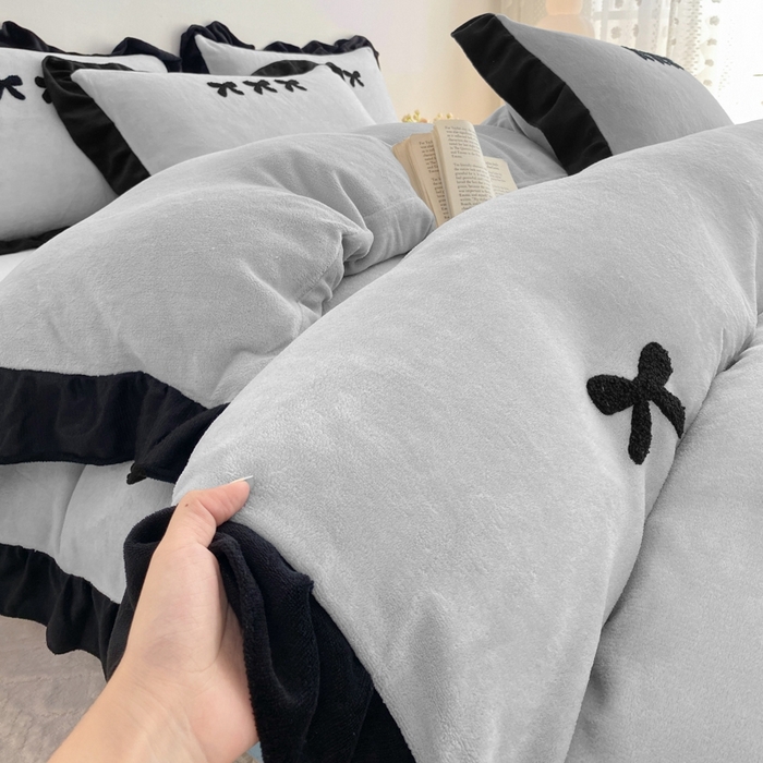 91家纺网 家纺一手货源 找家纺 梦莱斯2025新款黑边绣花牛奶绒四件套 蝴蝶结-灰