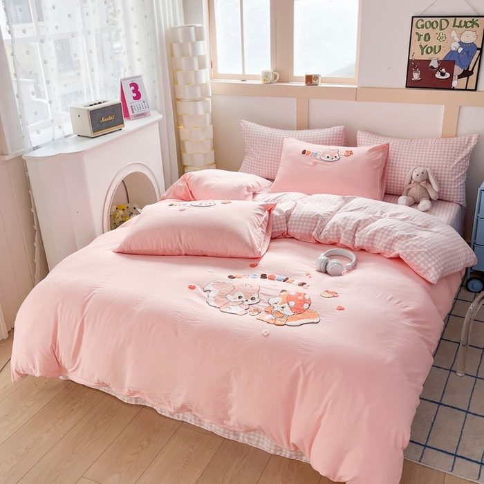 91家纺网 家纺一手货源 找家纺 青螺家纺 2025春夏新款云朵棉毛巾绣卡通可爱三件套四件套学生套件 松鼠MM 粉小格