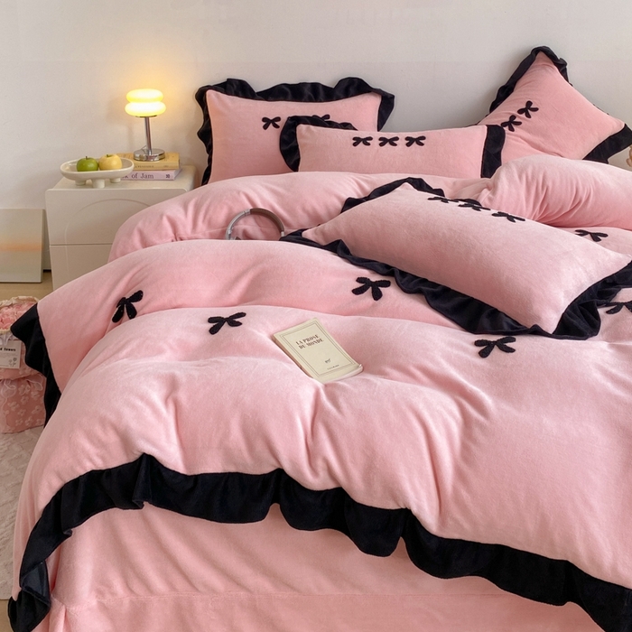 91家纺网 家纺一手货源 找家纺 梦莱斯2025新款黑边绣花牛奶绒四件套 蝴蝶结-粉
