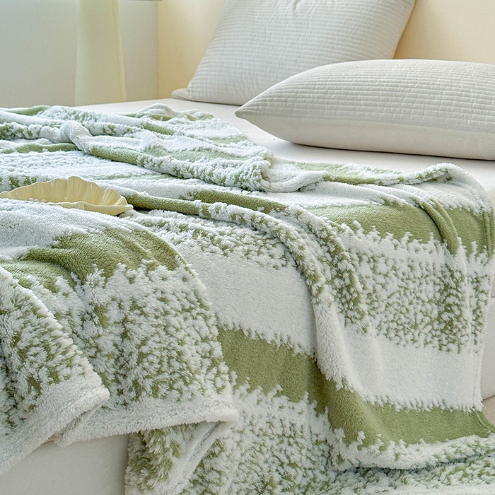 91家纺网 家纺一手货源 找家纺 枋梢家纺 2025新款ins风条纹阳离子提花保暖毛毯 绿影