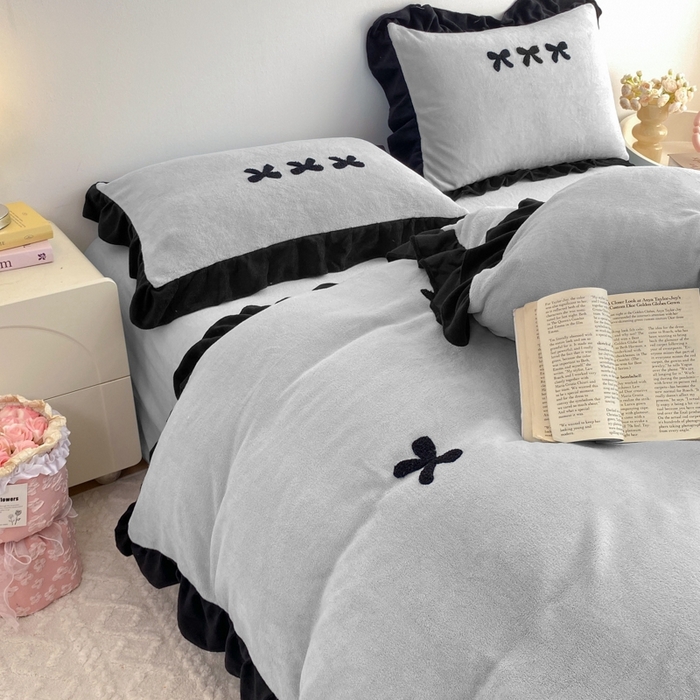 91家纺网 家纺一手货源 找家纺 梦莱斯2025新款黑边绣花牛奶绒四件套 蝴蝶结-灰