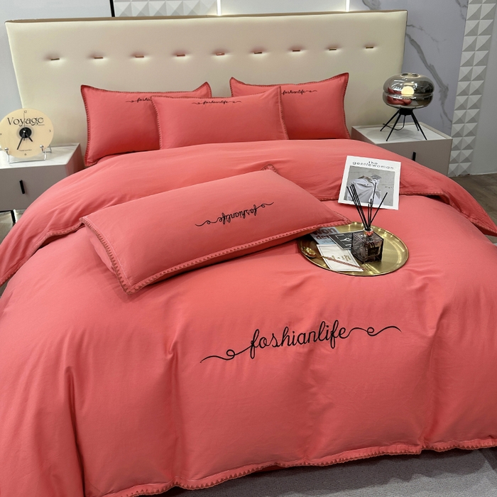 91家纺网 家纺一手货源 找家纺 2025新款13374全棉母婴级贝壳绣宽边枕套纯色刺绣三角针四件套全棉贡缎新疆长绒字母款 贝壳绣-宝石红