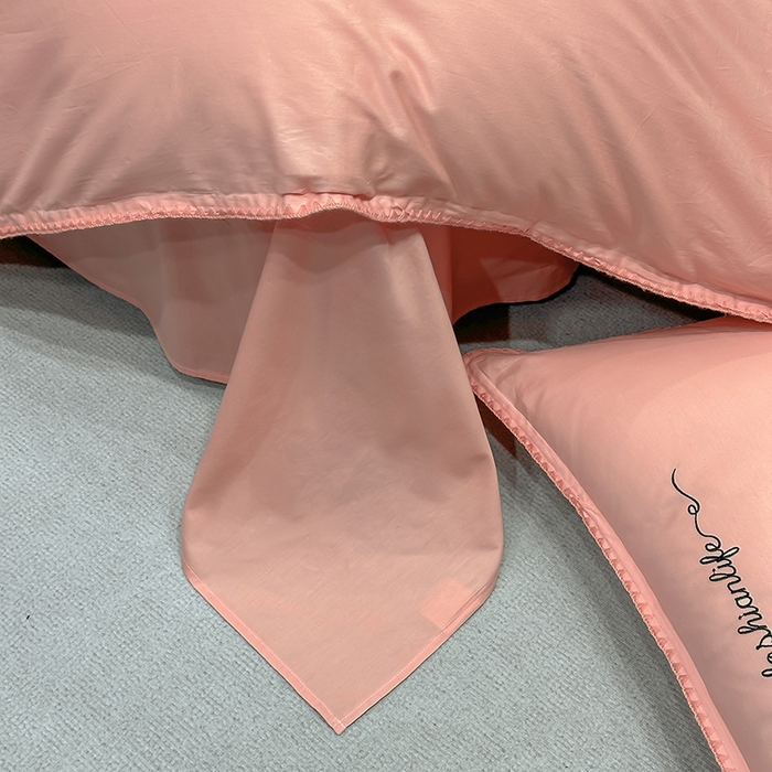 91家纺网 家纺一手货源 找家纺 2025新款13374全棉母婴级贝壳绣宽边枕套纯色刺绣三角针四件套全棉贡缎新疆长绒字母款 贝壳绣-玉颜粉