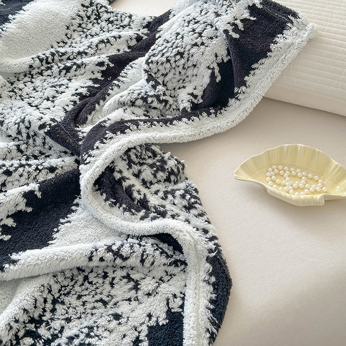 91家纺网 家纺一手货源 找家纺 枋梢家纺 2025新款ins风条纹阳离子提花保暖毛毯 墨白