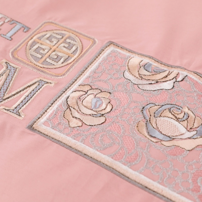 91家纺网 家纺一手货源 找家纺 优姿家纺2025新品高端加密全棉100支绣花宽边四件套 玫瑰花簇粉色