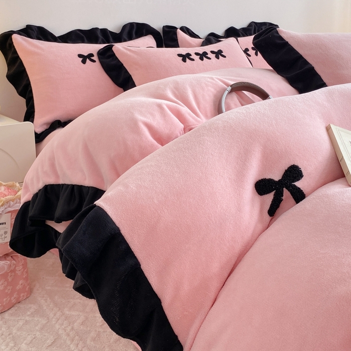 91家纺网 家纺一手货源 找家纺 梦莱斯2025新款黑边绣花牛奶绒四件套 蝴蝶结-粉