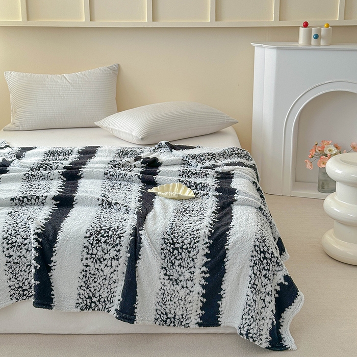 91家纺网 家纺一手货源 找家纺 枋梢家纺 2025新款ins风条纹阳离子提花保暖毛毯 墨白