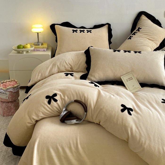 91家纺网 家纺一手货源 找家纺 梦莱斯2025新款黑边绣花牛奶绒四件套 蝴蝶结-咖