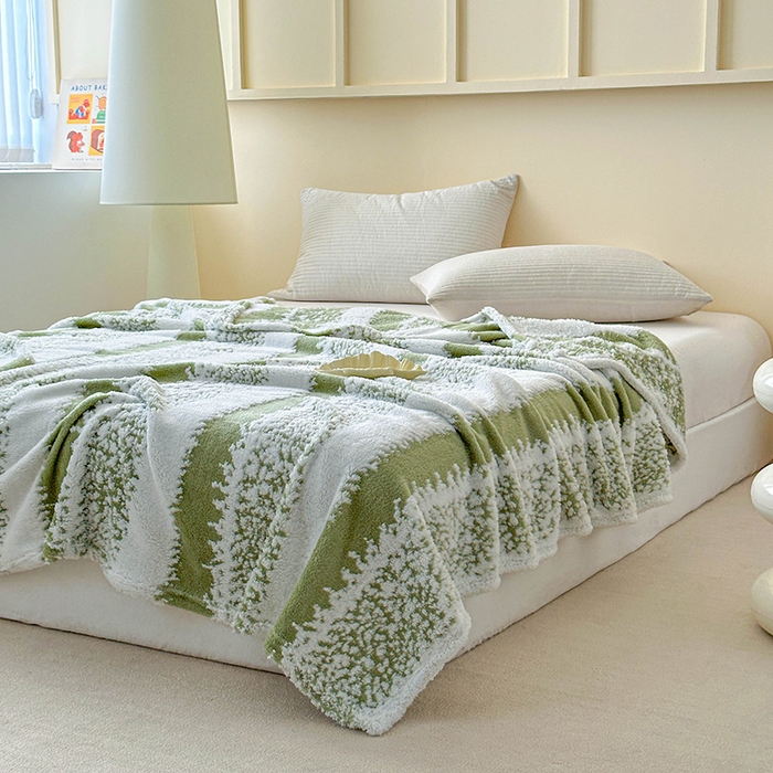 91家纺网 家纺一手货源 找家纺 枋梢家纺 2025新款ins风条纹阳离子提花保暖毛毯 绿影