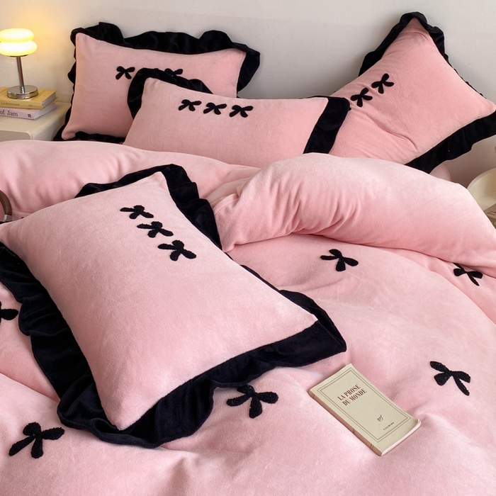 91家纺网 家纺一手货源 找家纺 梦莱斯2025新款黑边绣花牛奶绒四件套 蝴蝶结-粉