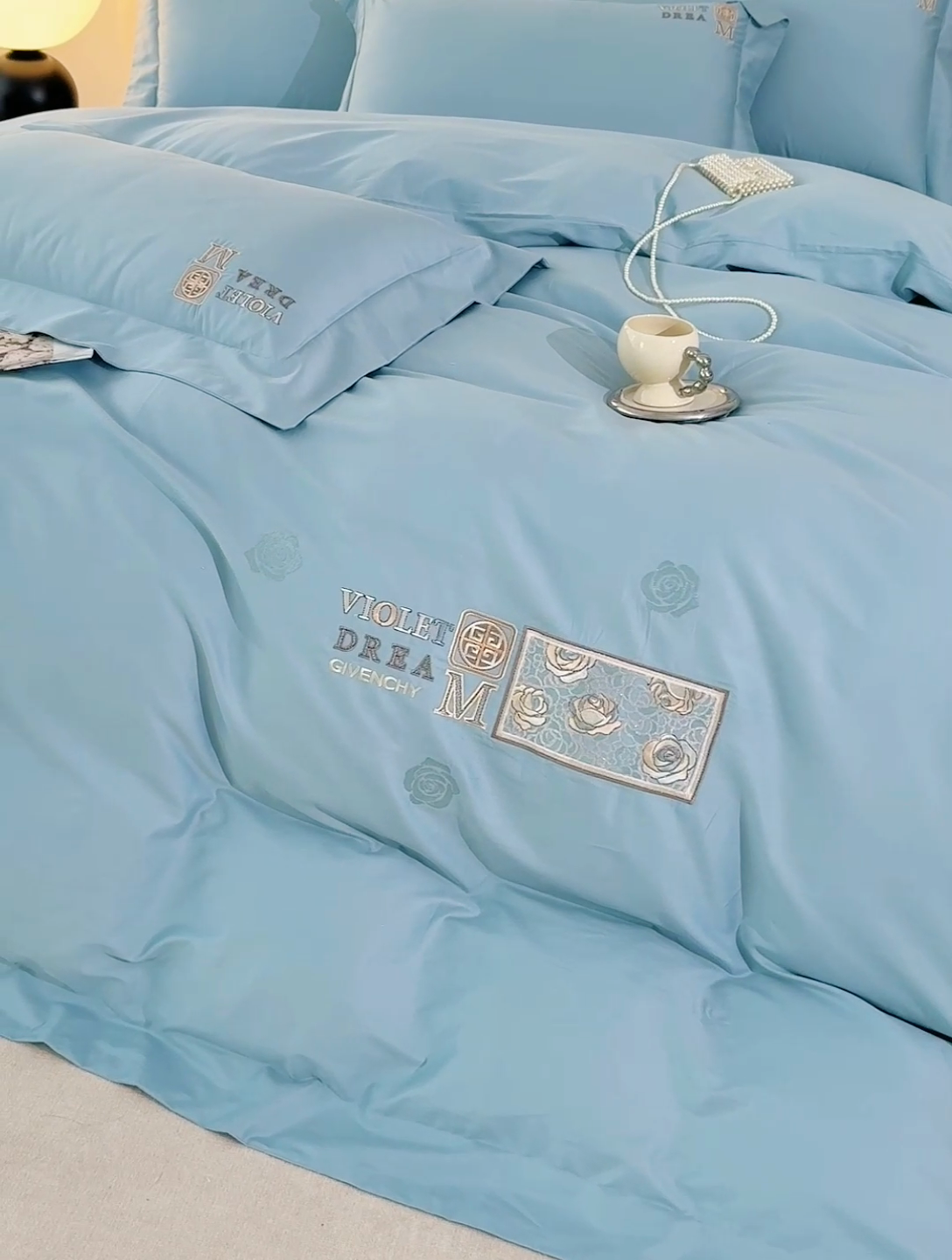 91家纺网 家纺一手货源 找家纺 优姿家纺2025新品高端加密全棉100支绣花宽边四件套 玫瑰花簇天蓝