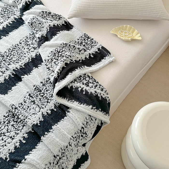 91家纺网 家纺一手货源 找家纺 枋梢家纺 2025新款ins风条纹阳离子提花保暖毛毯 墨白