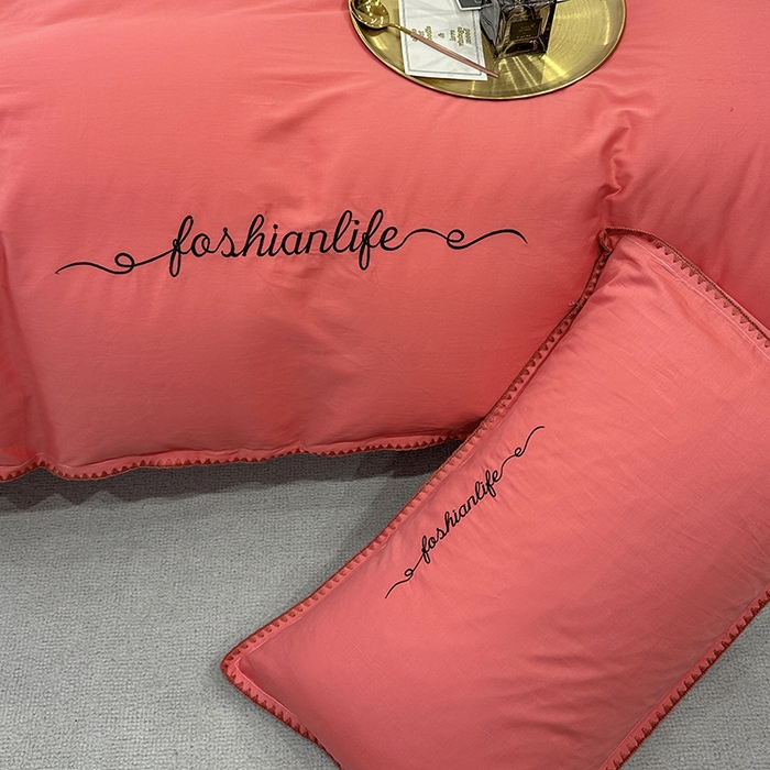 91家纺网 家纺一手货源 找家纺 （总）2025新款13374全棉母婴级贝壳绣宽边枕套纯色刺绣三角针四件套全棉贡缎新疆长绒字母款