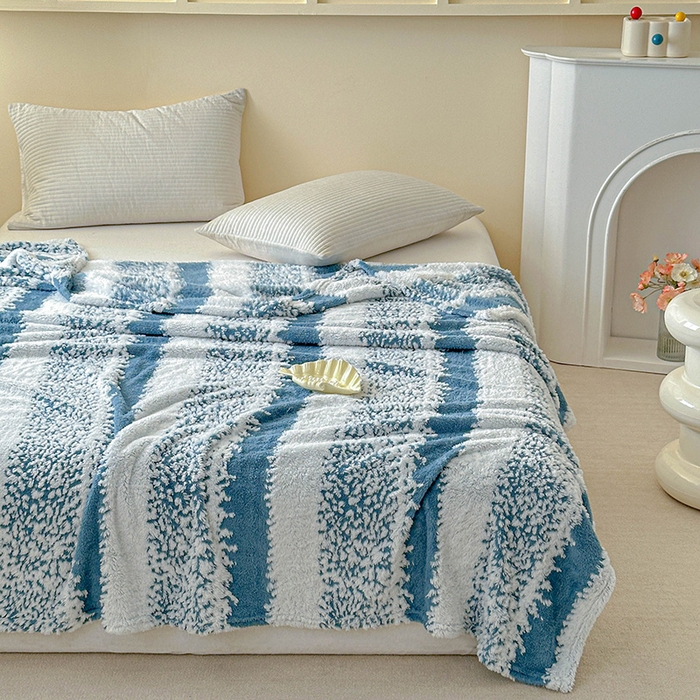 91家纺网 家纺一手货源 找家纺 枋梢家纺 2025新款ins风条纹阳离子提花保暖毛毯 蓝韵