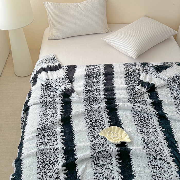 91家纺网 家纺一手货源 找家纺 枋梢家纺 2025新款ins风条纹阳离子提花保暖毛毯 墨白