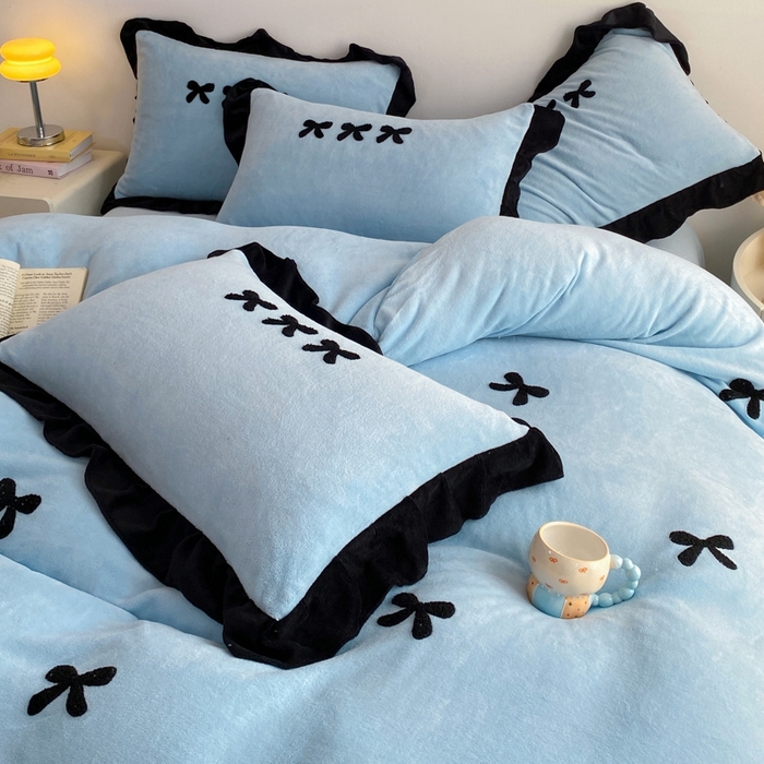 91家纺网 家纺一手货源 找家纺 梦莱斯2025新款黑边绣花牛奶绒四件套 蝴蝶结-蓝