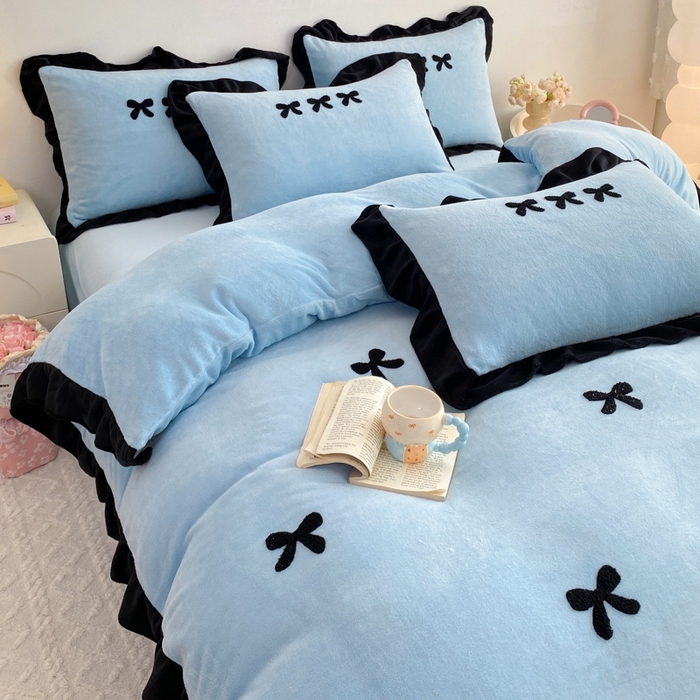 91家纺网 家纺一手货源 找家纺 梦莱斯2025新款黑边绣花牛奶绒四件套 蝴蝶结-蓝