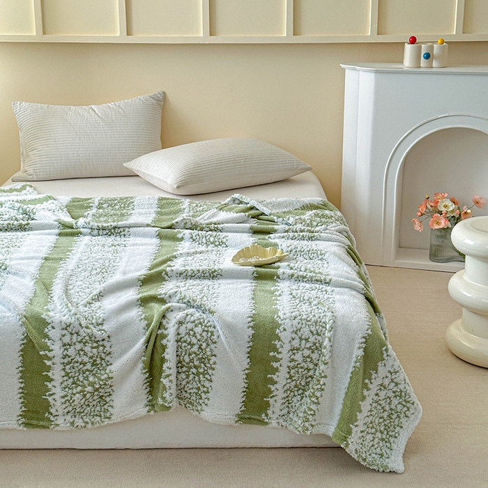 91家纺网 家纺一手货源 找家纺 枋梢家纺 2025新款ins风条纹阳离子提花保暖毛毯 绿影