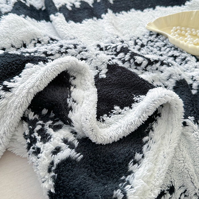 91家纺网 家纺一手货源 找家纺 枋梢家纺 2025新款ins风条纹阳离子提花保暖毛毯 墨白