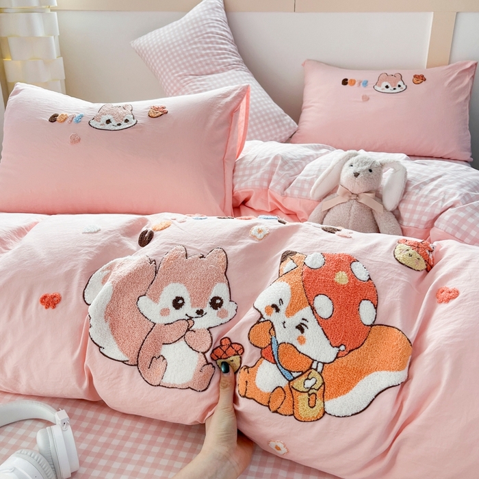 91家纺网 家纺一手货源 找家纺 青螺家纺 2025春夏新款云朵棉毛巾绣卡通可爱三件套四件套学生套件 松鼠MM 粉小格