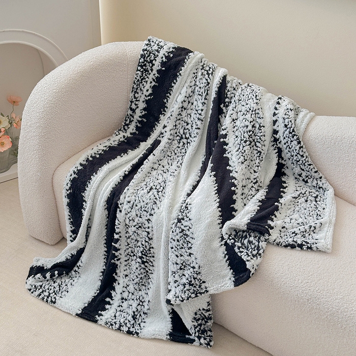 91家纺网 家纺一手货源 找家纺 枋梢家纺 2025新款ins风条纹阳离子提花保暖毛毯 墨白