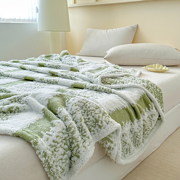 91家纺网 家纺一手货源 找家纺 枋梢家纺 2025新款ins风条纹阳离子提花保暖毛毯 绿影