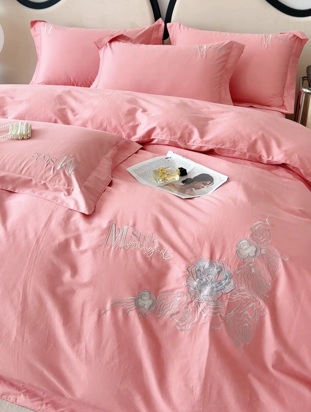 91家纺网 家纺一手货源 找家纺 优姿家纺2025新品高端加密全棉100支绣花宽边四件套 淡雅生活-豆沙红