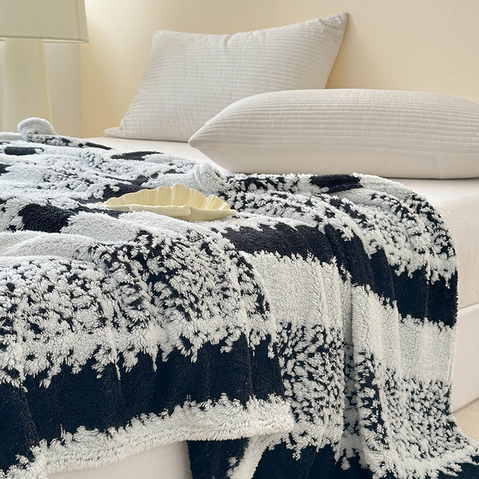 91家纺网 家纺一手货源 找家纺 枋梢家纺 2025新款ins风条纹阳离子提花保暖毛毯 墨白