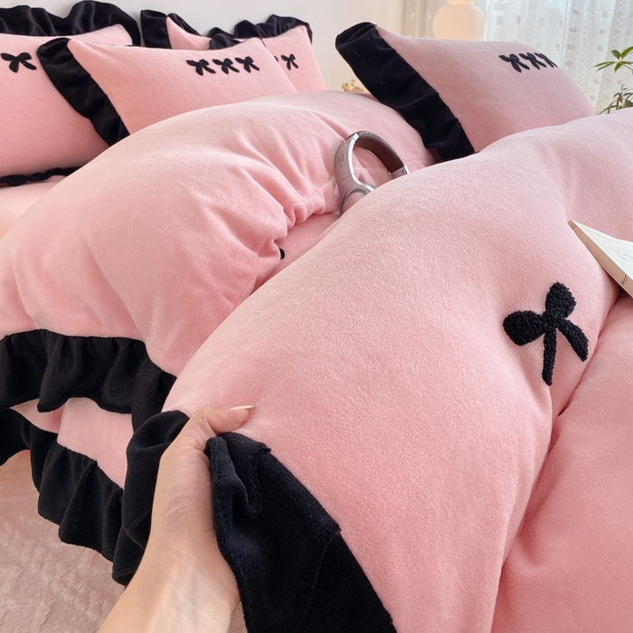 91家纺网 家纺一手货源 找家纺 梦莱斯2025新款黑边绣花牛奶绒四件套 蝴蝶结-粉