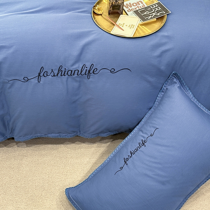 91家纺网 家纺一手货源 找家纺 2025新款13374全棉母婴级贝壳绣宽边枕套纯色刺绣三角针四件套全棉贡缎新疆长绒字母款 贝壳绣-宾利蓝