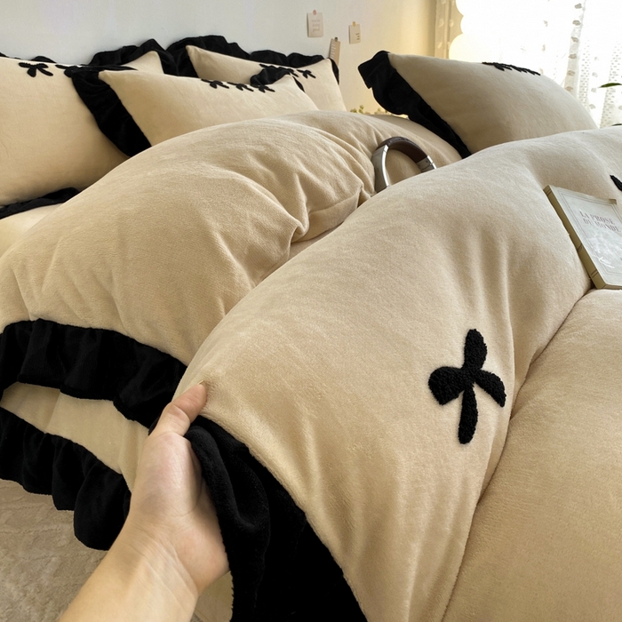 91家纺网 家纺一手货源 找家纺 梦莱斯2025新款黑边绣花牛奶绒四件套 蝴蝶结-咖