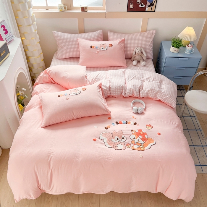 91家纺网 家纺一手货源 找家纺 青螺家纺 2025春夏新款云朵棉毛巾绣卡通可爱三件套四件套学生套件 松鼠MM 粉小格