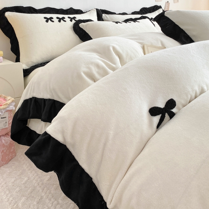 91家纺网 家纺一手货源 找家纺 梦莱斯2025新款黑边绣花牛奶绒四件套 蝴蝶结-白