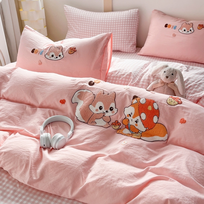 91家纺网 家纺一手货源 找家纺 青螺家纺 2025春夏新款云朵棉毛巾绣卡通可爱三件套四件套学生套件 松鼠MM 粉小格