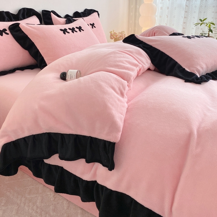 91家纺网 家纺一手货源 找家纺 梦莱斯2025新款黑边绣花牛奶绒四件套 蝴蝶结-粉