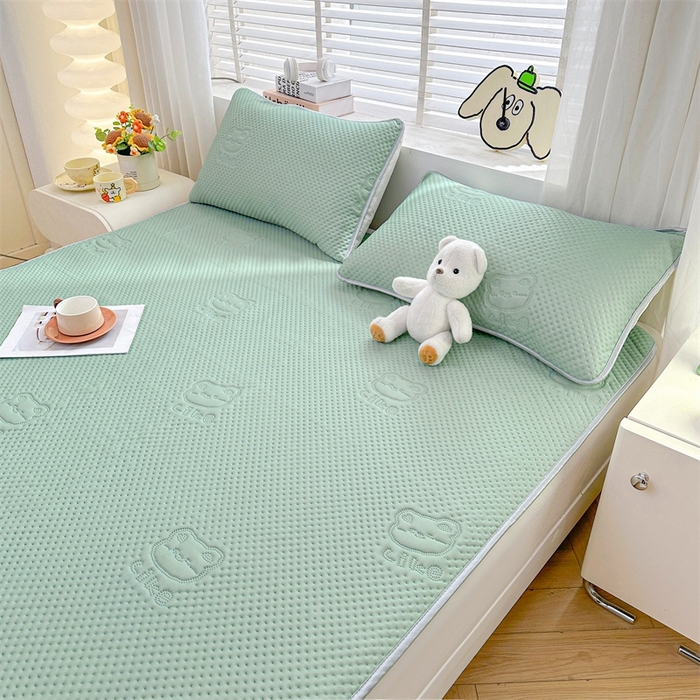 91家纺网 家纺一手货源 找家纺 慕木2025新款A类凉感丝小冰熊云母冰丝凉席床笠夏被系列  小冰熊-豆绿床席