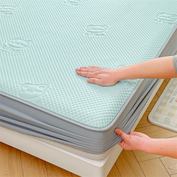 91家纺网 家纺一手货源 找家纺 慕木2025新款A类凉感丝小冰熊云母冰丝凉席床笠夏被系列  小冰熊-天空蓝床笠