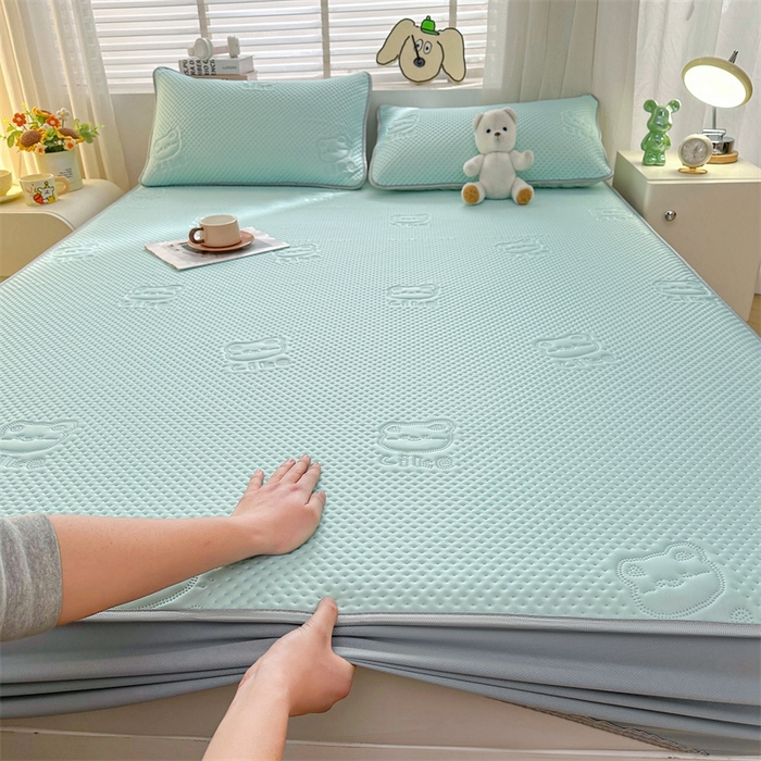 91家纺网 家纺一手货源 找家纺 慕木2025新款A类凉感丝小冰熊云母冰丝凉席床笠夏被系列  小冰熊-天空蓝床笠